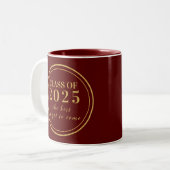 Klasse des 2025 Burgundy Gold Monogram Abschlusses Zweifarbige Tasse (Vorderseite Links)