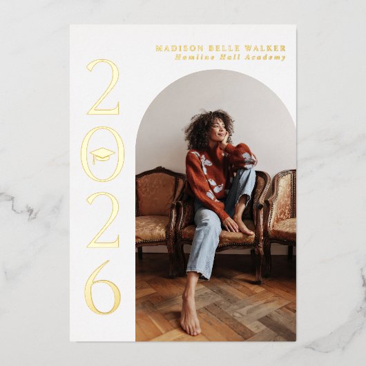 Klasse des Abschlusses mit weißen Bögen 2025 Folieneinladung (Vorderseite)