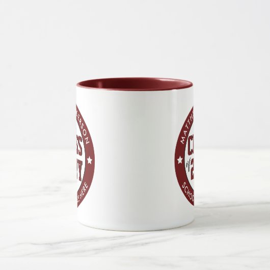 Klasse des Burgundy Red Graduate Abschlusses 2023 Tasse (Zentrum)