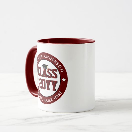 Klasse des Burgundy Red Graduate Abschlusses 2023 Tasse (Vorderseite Links)