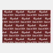 Klasse des Maroon-und White-Graduate-Namens 2024 Geschenkpapier Set (Vorderseite)