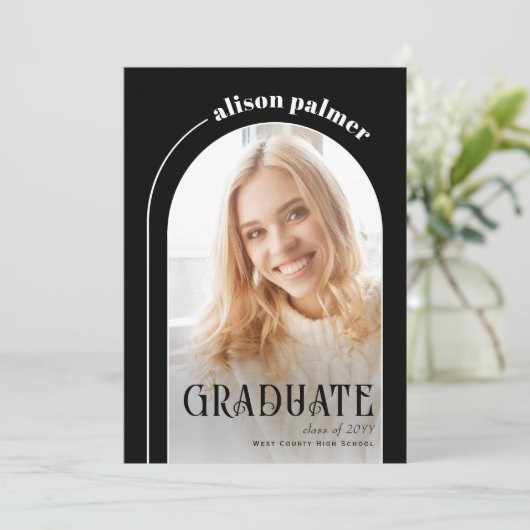 Klasse des schwarzen Fotos "GRADUATE" 2025 Ankündigung (Stehend Vorderseite)