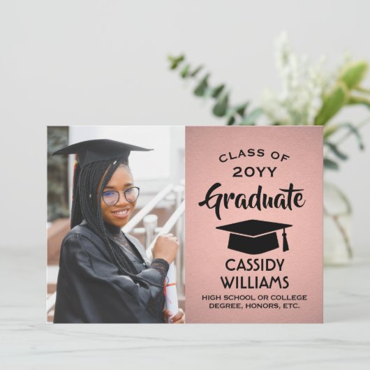 Klasse Jahr rosa Ombre und Schwarzes Abschluss Fot Einladung (Stehend Vorderseite)
