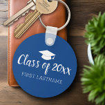 Klasse Jahr und Name - Blau kann Farbe ändern Schlüsselanhänger<br><div class="desc">Fügen Sie dem minimalen,  modernen Design den Namen und jedes Jahr hinzu. Dieses kann für jeden Absolventen oder Wiedersehen verwendet werden - High School,  Uni,  Graduate School,  Krankenpflege,  med school oder sogar Fachschule.</div>