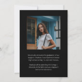 Klasse Script Graduate Zwei-Foto-Abschluss Schwarz Einladung (Rückseite)