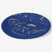 Klasse von 2021 Gold Script Graduation Party Blue Pappteller (Schrägansicht)