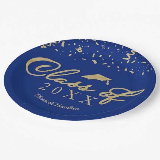 Klasse von 2021 Gold Script Graduation Party Blue Pappteller (Schrägansicht)