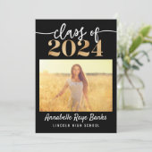 Klasse von 2024 Script Black Printable Einladung (Stehend Vorderseite)