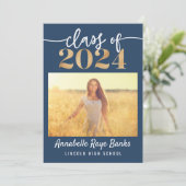 Klasse von 2024 Script Blue Printable Einladung (Stehend Vorderseite)