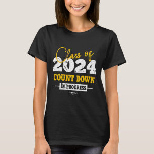 Klasse von 2024 zählen Spaß Grad 2022 Erster Tag J T-Shirt