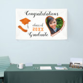 Klasse von 2025 Grad Foto White & Orange Abschluss Banner (Messeveranstaltung)