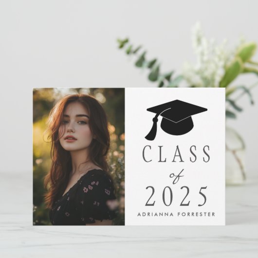 Klasse von 2025 Modernem Abschluss Hut Foto Einladung (Stehend Vorderseite)