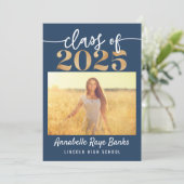 Klasse von 2025 Script Blue Printable Einladung (Stehend Vorderseite)