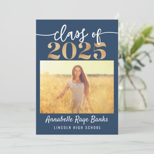 Klasse von 2025 Script Blue Printable Einladung (Stehend Vorderseite)