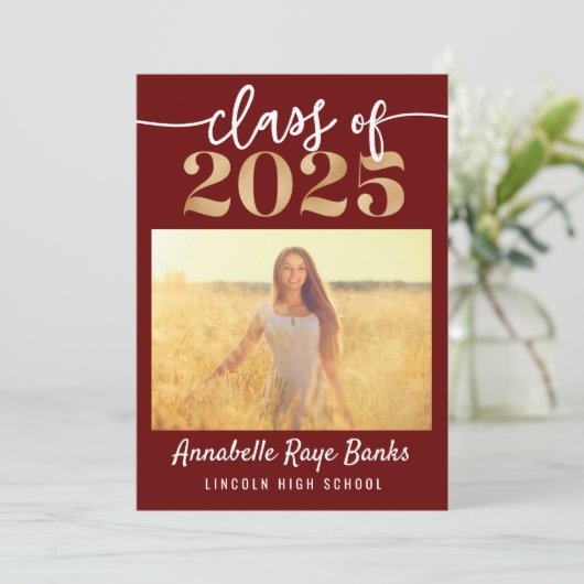 Klasse von 2025 Script Maroon Printable Einladung (Stehend Vorderseite)