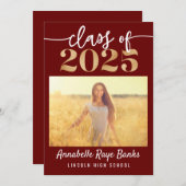 Klasse von 2025 Script Maroon Printable Einladung (Vorne/Hinten)