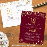 Klasse Wiedersehen Burgundy Gold Stars leuchten je Postkarte<br><div class="desc">Moderne und elegante Wiedersehen Postcard Einladung für jedes Jahr Wiedersehen (10 Jahre gezeigt) mit goldenen Sternen und Lichtern, eleganter handgeschriebener Schrift-Typografie und einem individuellen Farbhintergrund (in Bordeaux gezeigt), mit dem Sie Ihre Schulfarbe oder Party-Themenfarbe ändern können. Alle Texte können bearbeitet werden, um sich selbst zu machen. HILFE: Für Hilfe bei...</div>