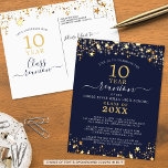 Klasse Wiedersehen Navy Blue Gold Stars leuchten j Postkarte<br><div class="desc">Moderne und elegante Wiedersehen Postcard Einladung für jedes Jahr Wiedersehen (10 Jahre gezeigt) mit goldenen Sternen und Lichtern, eleganter handgeschriebener Schriftzeichen-Typografie und einem individuellen Farbhintergrund (in marineblau dargestellt), mit dem Sie Ihre Schulfarbe oder Party-Themenfarbe ändern können. Alle Texte können bearbeitet werden, um sich selbst zu machen. HILFE: Für Hilfe bei...</div>