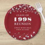 Klasse Wiedersehen Red Silver Stars Personalisiert Pappteller<br><div class="desc">Celebrate with classmates at your school or college class reunion with these personalized and custom color paper plates for any graduating class (the year is editable) with your class year and school name. The design features silver stars and string lights against an editable red background color and text colors you...</div>