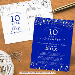 Klasse Wiedersehen Royal Blue Stars leuchten jedes Postkarte<br><div class="desc">Moderne und elegante Wiedersehen Postcard Einladung für jedes Jahr Wiedersehen (10 Jahre gezeigt) mit silbernen Sternen und Lichtern, eleganter handgeschriebener Schriftzeichen-Typografie und einem benutzerdefinierten Farbhintergrund (in königsblau dargestellt), mit dem Sie Ihre Schulfarbe oder Party-Themenfarbe ändern können. Alle Texte können bearbeitet werden, um sich selbst zu machen. HILFE: Für Hilfe bei...</div>