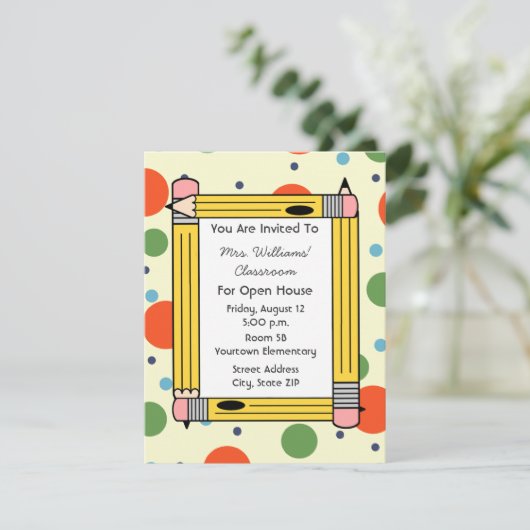 Klassenzimmer-offenes Haus - gelbe Bleistifte u. Einladung (Stehend Vorderseite)