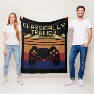 KLASSISCH AUSGEBILDET FLEECEDECKE