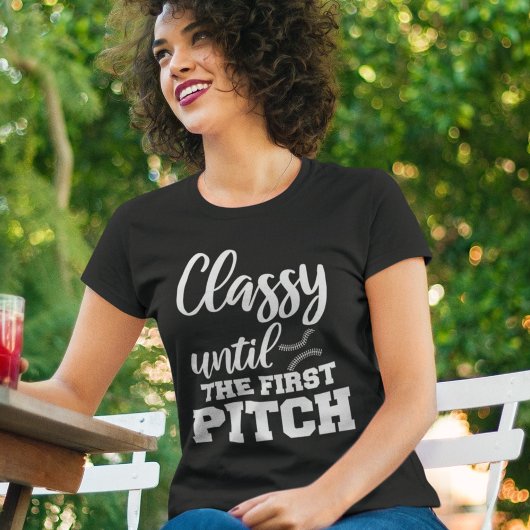 Klassisch bis zur ersten pitch funny Baseball Mama T-Shirt