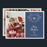 Klassisch blau-weiß klassisches Wappen 2 Fotos Feiertagskarte<br><div class="desc">Mit dieser eleganten und modernen Weihnachtsgrüßen-Karte mit einem weißen Kunstmistletodesign und einem klassischen Wappen,  das mit Ihren Initialen auf einem klassisch blauen Hintergrund leicht anpassbar ist,  verteilen Sie Weihnachtsjubelung. Fügen Sie auf der links Seite dieser Urlaubskarte ein Familienportrait und auf der Rückseite ein zweites.</div>