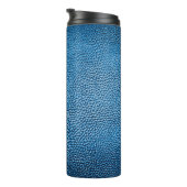 Klassisch blaue Lederhintergrundtextur Closeup.bl Thermosbecher (Nach rechts gedreht)