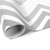 Klassisch graue, weiße Zickzack Zackenkulisse Geschenkpapier (Rolleneckpunkt)