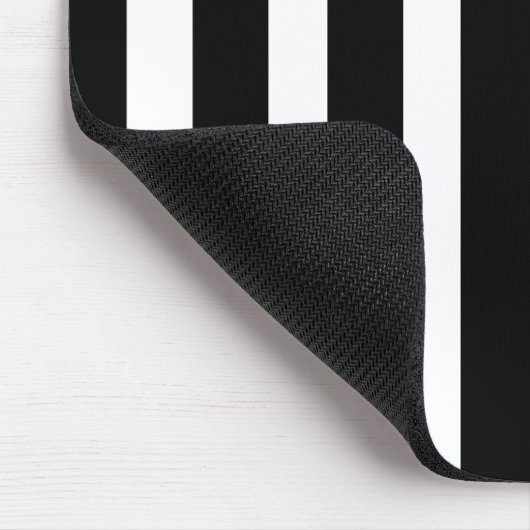Klassisch modern gestreift Schwarz und Weiß Mousepad (Ecke)