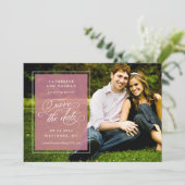 Klassisch Weiß und Rosa Elegante Script Hochzeit Save The Date (Stehend Vorderseite)