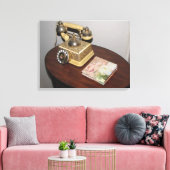 Klassische antike Telefonzelle mit Tisch überzogen Leinwanddruck (Insitu (Wohnzimmer))