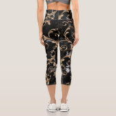 Klassische barocke Blume: schwarzer Hintergrund. Capri Leggings (Rückseite)