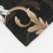 Klassische barocke Blume: schwarzer Hintergrund. Fleecedecke (Ecke)