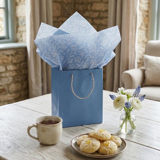 Klassische Blätter Blumenmuster auf hellblau Seidenpapier