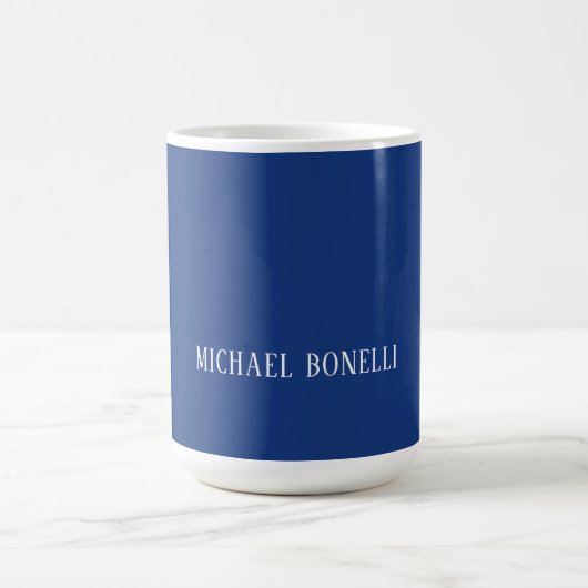 Klassische blaue elegante Serifenschrift minimalis Kaffeetasse (Mittel)