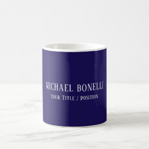 Klassische blaue Farbe elegante Serifenschrift min Kaffeetasse