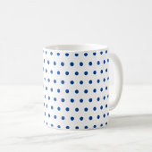 Klassische blaue Polka Punkte auf Weiß Kaffeetasse (VorderseiteRechts)