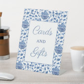 Klassische blaue und weiße Karten und Geschenke fü Sockelschild (In SItu)