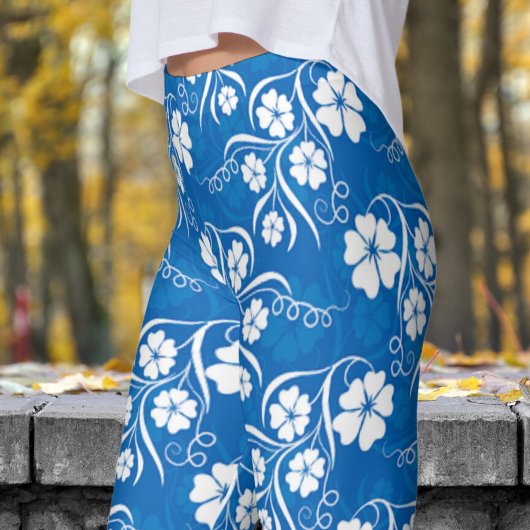 Klassische Blütendrucke in Weiß und Blau Leggings