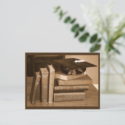 Klassische Bücher mit Abschluss-Hut Postkarte (Stehend Vorderseite)