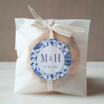 Klassische Chinoiserie Monogram-Gastgeschenk Hochz Runder Aufkleber<br><div class="desc">Dieses klassische Design zeichnet sich durch ein einfaches und elegantes Paare-Monogramm mit blau-weißem Chinoiserie-Printhintergrund aus. Dieses Hintergrundmuster wurde ursprünglich von mir in Aquarellen gemalt,  bevor es in digitale Form gescannt wurde. Das Muster wurde durch die Art inspiriert,  die man in antiken Ingwer Gläsern findet.</div>
