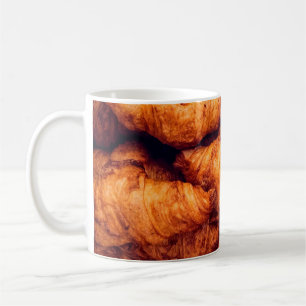 Klassische Croissants, Topansicht Kaffeetasse