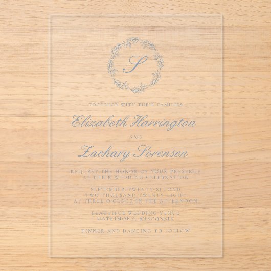 Klassische Dusty Blue Monogram Wreath Script Weddi Acryleinladungen (Vorderseite)