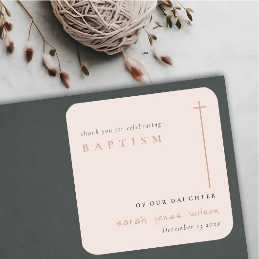 Klassische Elegant Minimal Blush Typografie Taufe Quadratischer Aufkleber