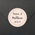 Klassische Elegant Rosa Hochzeit Minimalistisch Runder Aufkleber<br><div class="desc">Vorstellung unseres "klassischen, eleganten, rosafarbenen Hochzeitsaufklebers mit Minimalistischem klassischem Rundsticker". Der Aufkleber ist perfekt geeignet, um Ihrem Hochzeitsgeschenk eine Touch von romantischer Eleganz, Vorliebe oder Dekoration hinzuzufügen. Das zeitlose, rot-rosa Design mit minimalistischer Eleganz. Personalisieren Sie es mit Ihren Namen und Hochzeitsdatum für eine maßgeschneiderte Touch. Diese Aufkleber eignen sich ideal...</div>