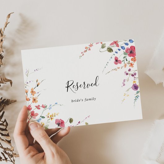 Klassische farbenfrohe Hochzeitsfeier mit floraler