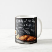 Klassische Fische und Chips und Schwarze Pappe Kaffeetasse (VorderseiteRechts)