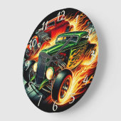 Klassische frisierte Autos, die durch eine feurige Große Wanduhr (Winkel)